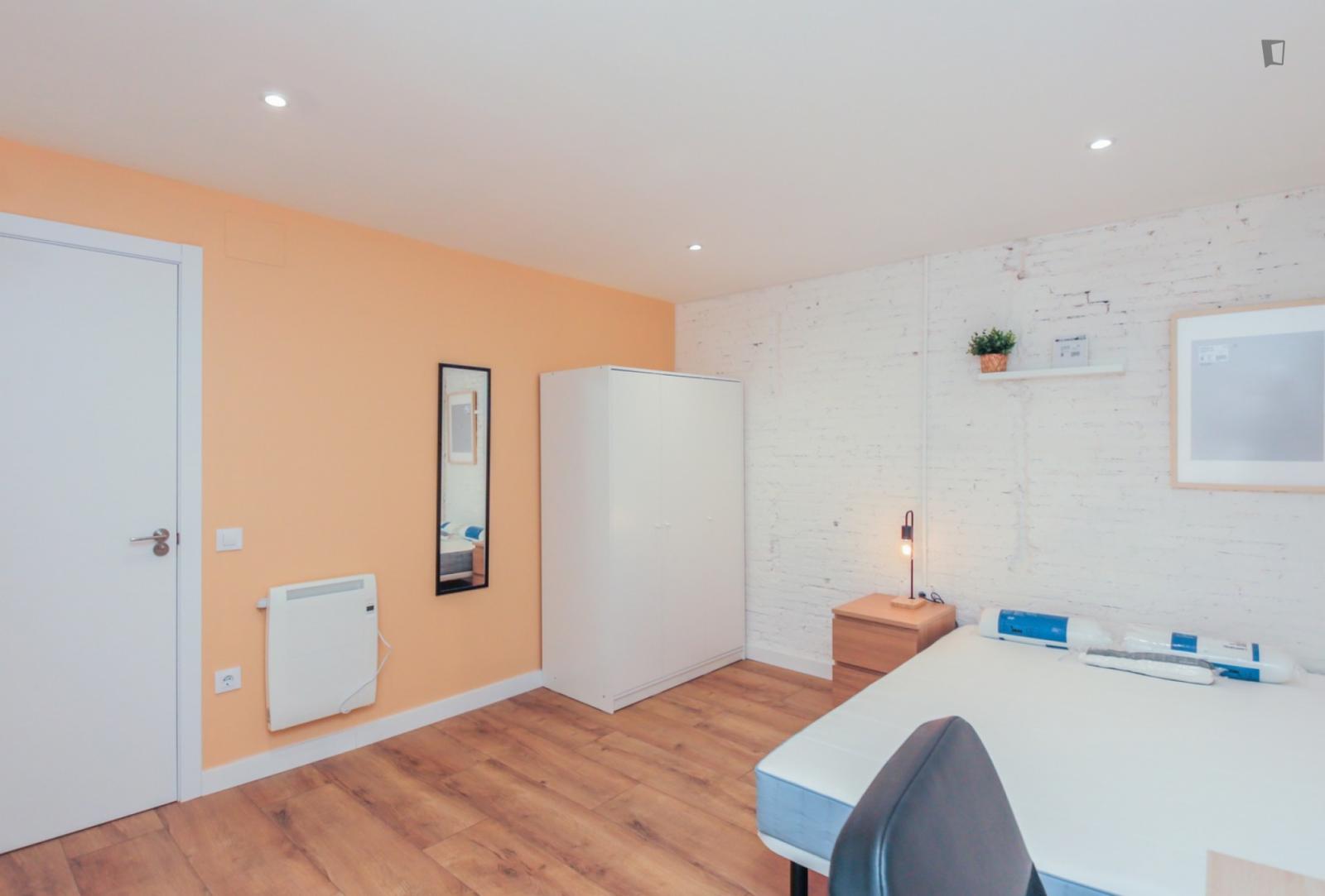  Appealing Single Bedroom In A Property With Balcony And Outside Area  -  Appealing single bedroom in a property with balcony and outside area  - Gallery -  1