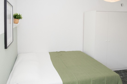 Cozy single bedroom