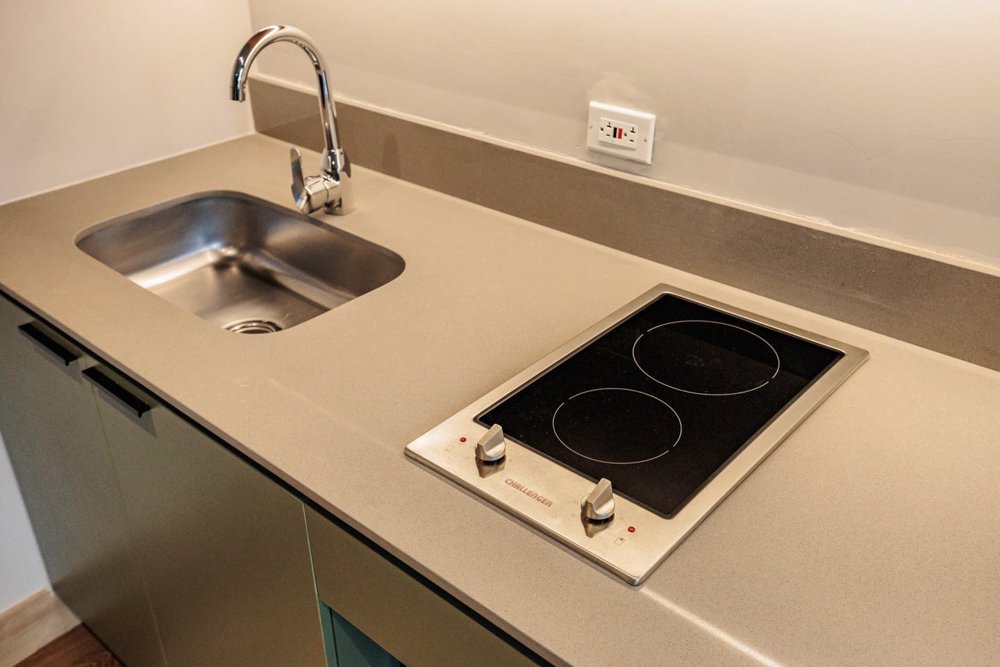 Studio Apartment W/ Kitchen & Balcony - 34