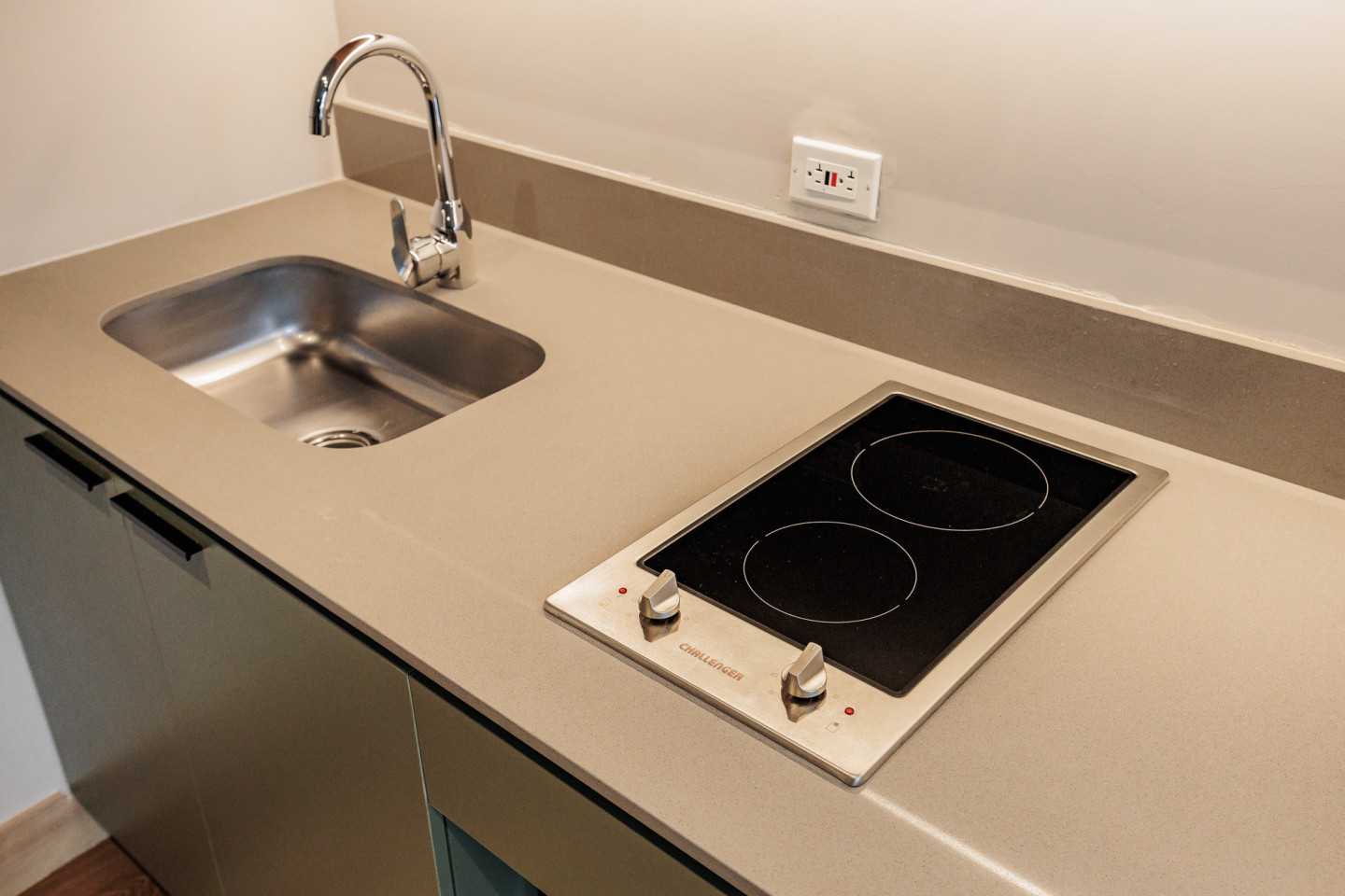 Studio Apartment W/ Kitchen & Balcony - 48