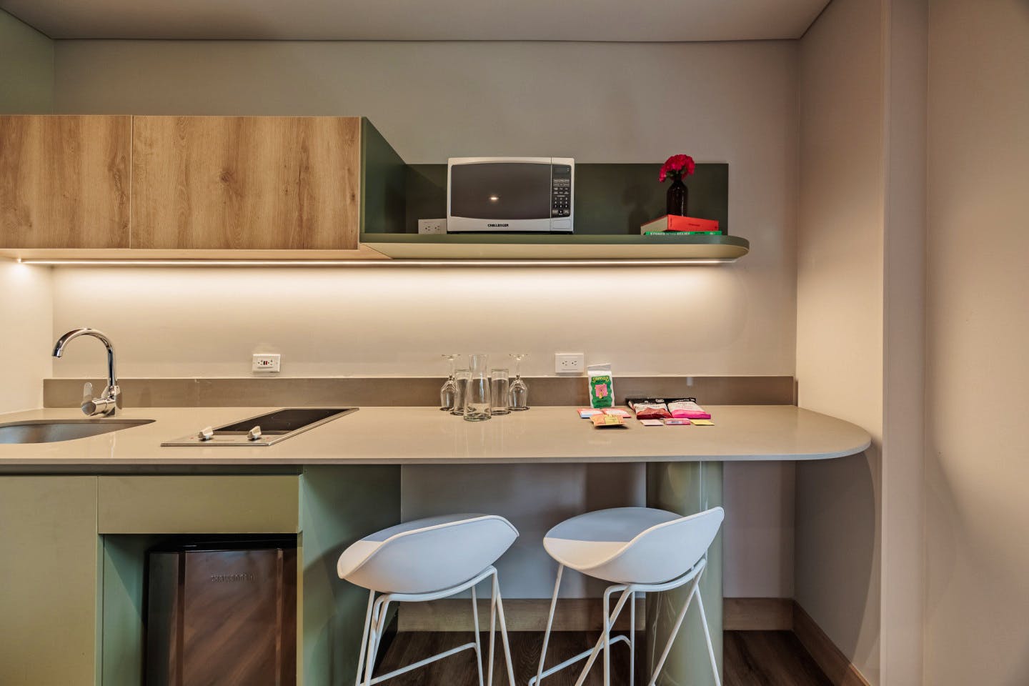 Studio Apartment W/ Kitchen & Balcony - 5