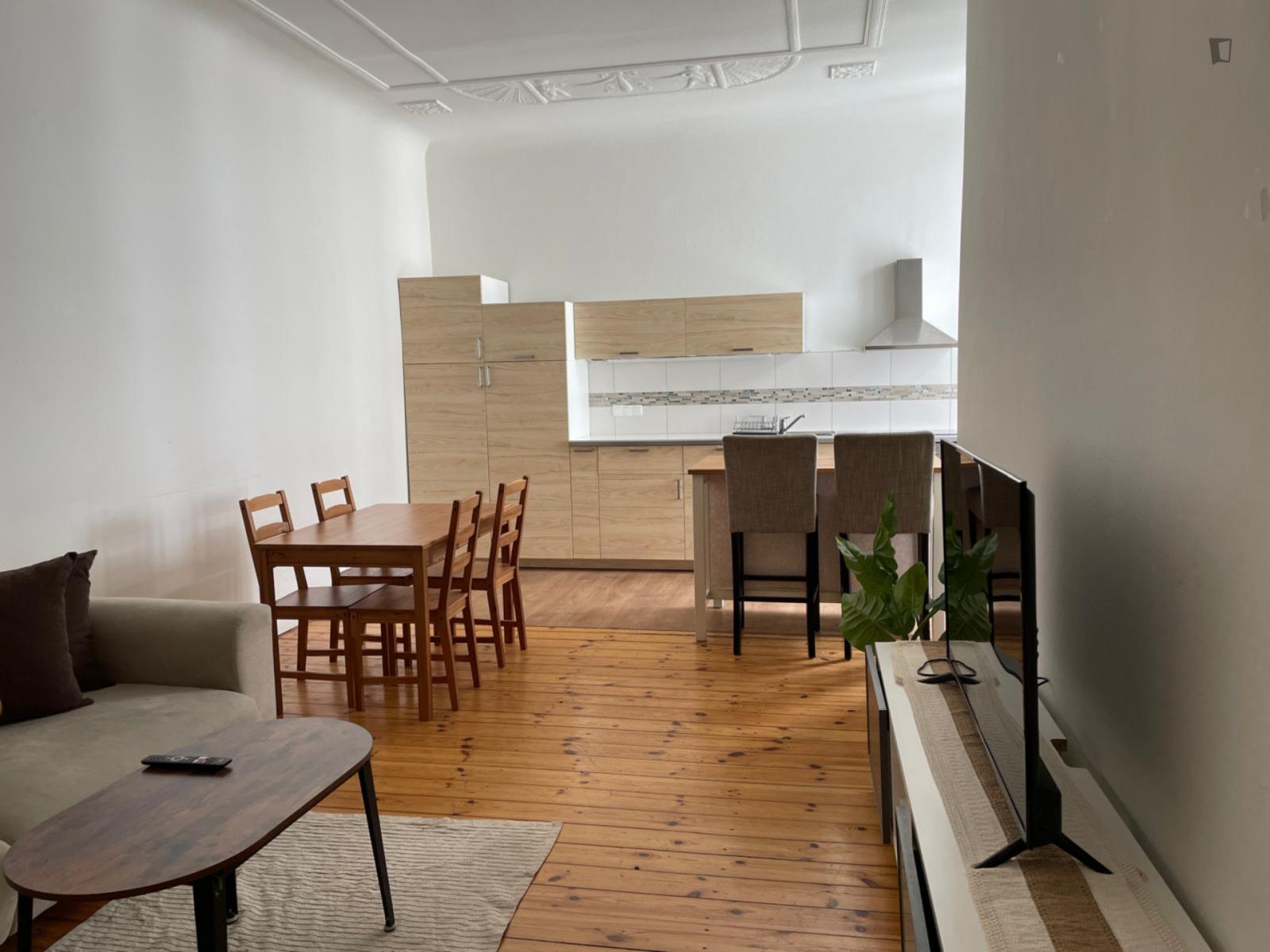  Modern 3-Bedroom Flat Close To The Hermannstraße Station  -  Modern 3-bedroom flat close to the Hermannstraße station  - Gallery -  1