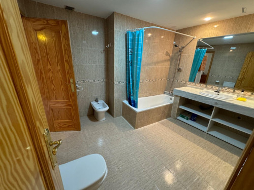 Well maintained, furnished new apartment near Gran via with all amenities and services