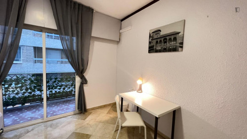Inviting single bedroom with a balcony, near Parque Federico García Lorca 