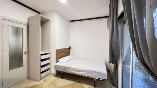Inviting single bedroom with a balcony, near Parque Federico García Lorca 