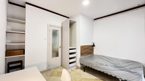 Inviting single bedroom with a balcony, near Parque Federico García Lorca 