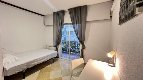 Inviting single bedroom with a balcony, near Parque Federico García Lorca 