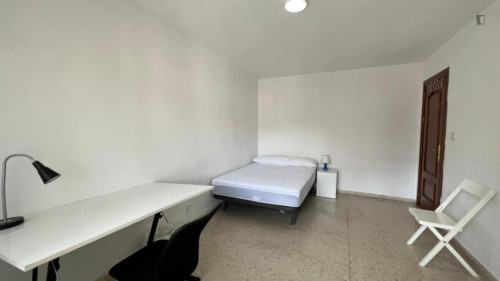 Snug double bedroom in Camino de Ronda