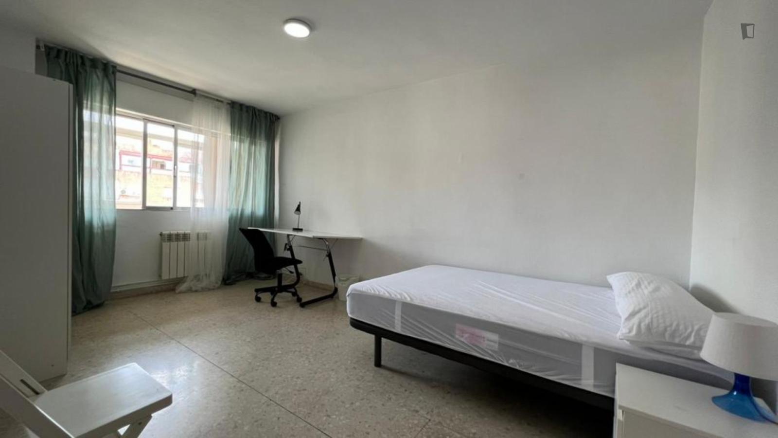  Snug Double Bedroom In Camino De Ronda  -  Snug double bedroom in Camino de Ronda  - Gallery -  1