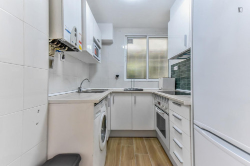 Great looking single bedroom in a property with balcony - Gallery - 7