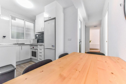 Great looking single bedroom in a property with balcony - Gallery - 10