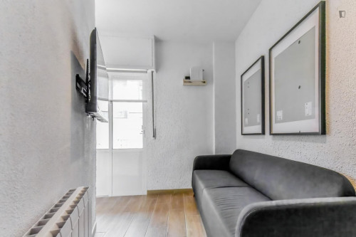 Great looking single bedroom in a property with balcony - Gallery - 12