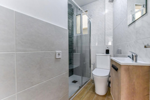 Great looking single bedroom in a property with balcony - Gallery - 5