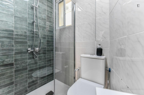 Great looking single bedroom in a property with balcony - Gallery - 6