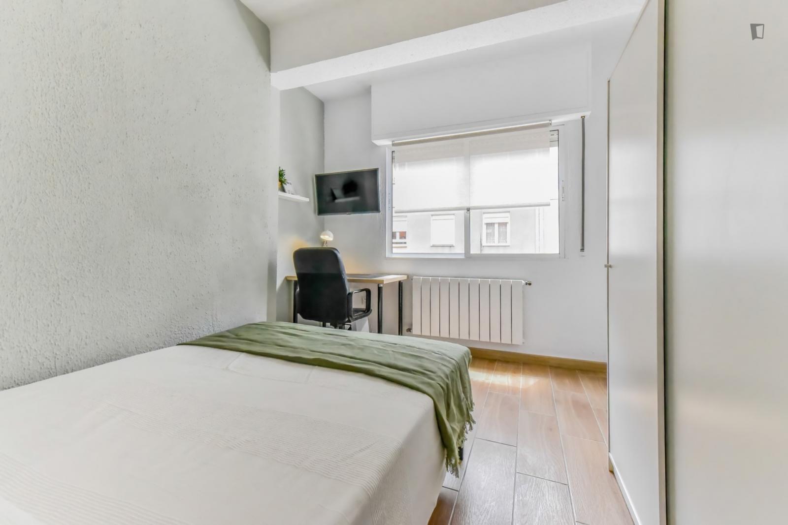Great Looking Single Bedroom In A Property With Balcony - 1