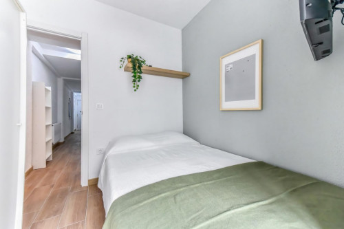 Attractive single bedroom in a property with balcony