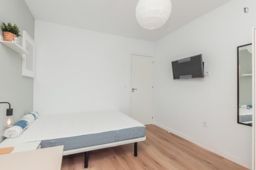 Cozy single bedroom