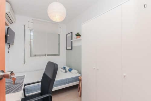 Cozy single bedroom