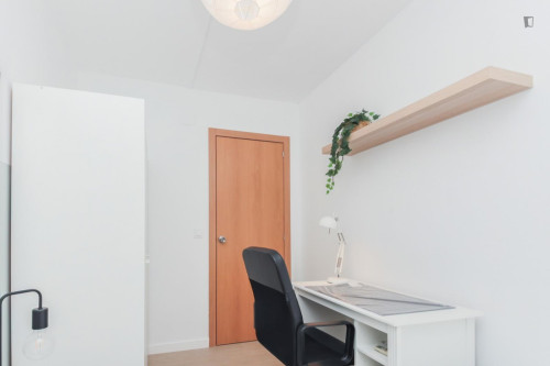 Cozy single bedroom