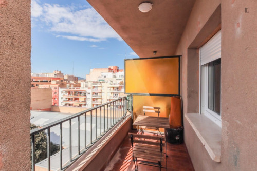Great looking single bedroom with balcony