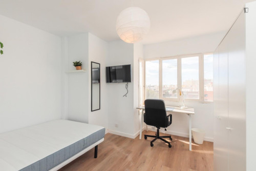 Great looking single bedroom with balcony