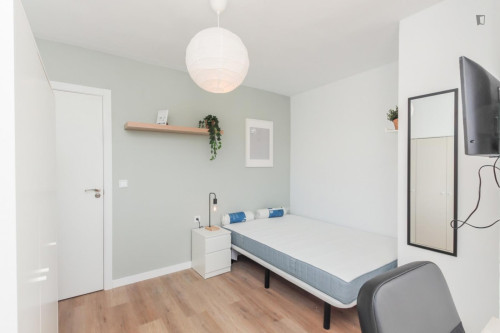 Great looking single bedroom with balcony