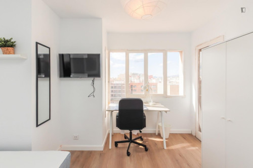 Great looking single bedroom with balcony