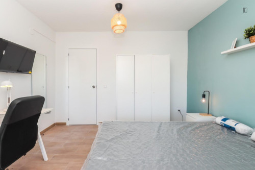 Great looking single bedroom with balcony