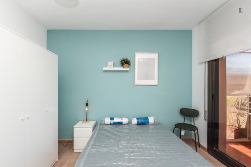 Great looking single bedroom with balcony