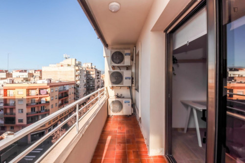 Great looking single bedroom with balcony - Gallery - 6