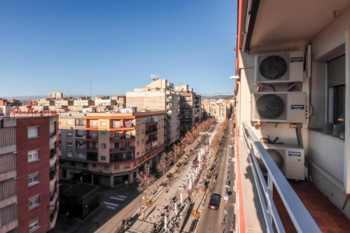 Great looking single bedroom with balcony