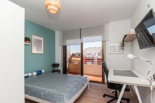 Great looking single bedroom with balcony