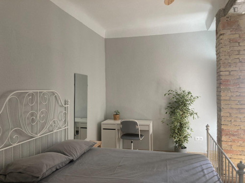 Bright double bedroom near the Mercat metro