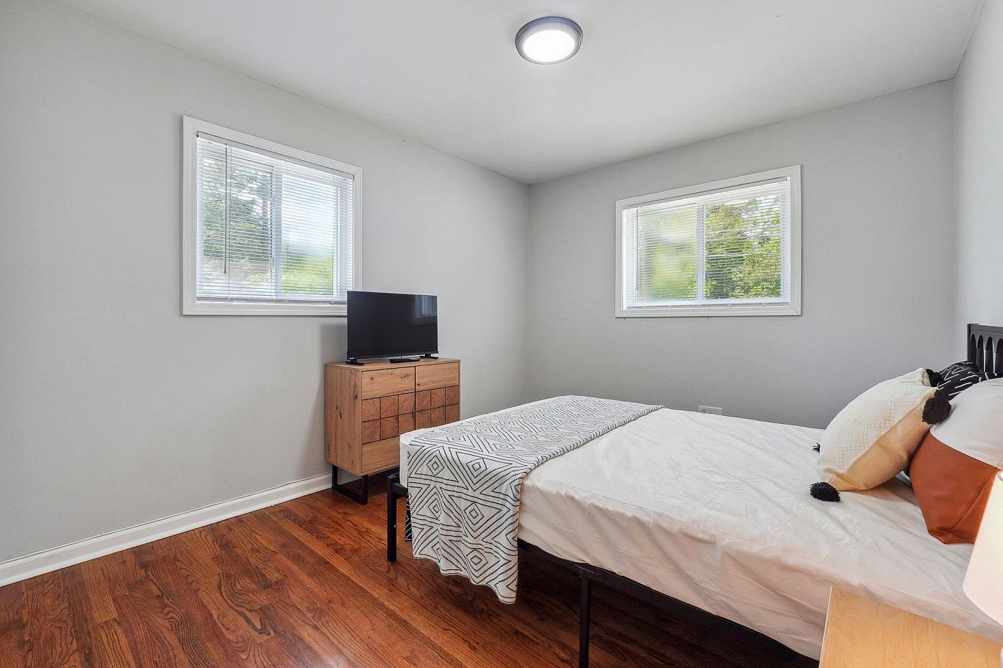 Private Bedroom For Professional  -  Modern Coliving Oasis in Tranquil Riverdale with Easy Airport Access  - Gallery -  17