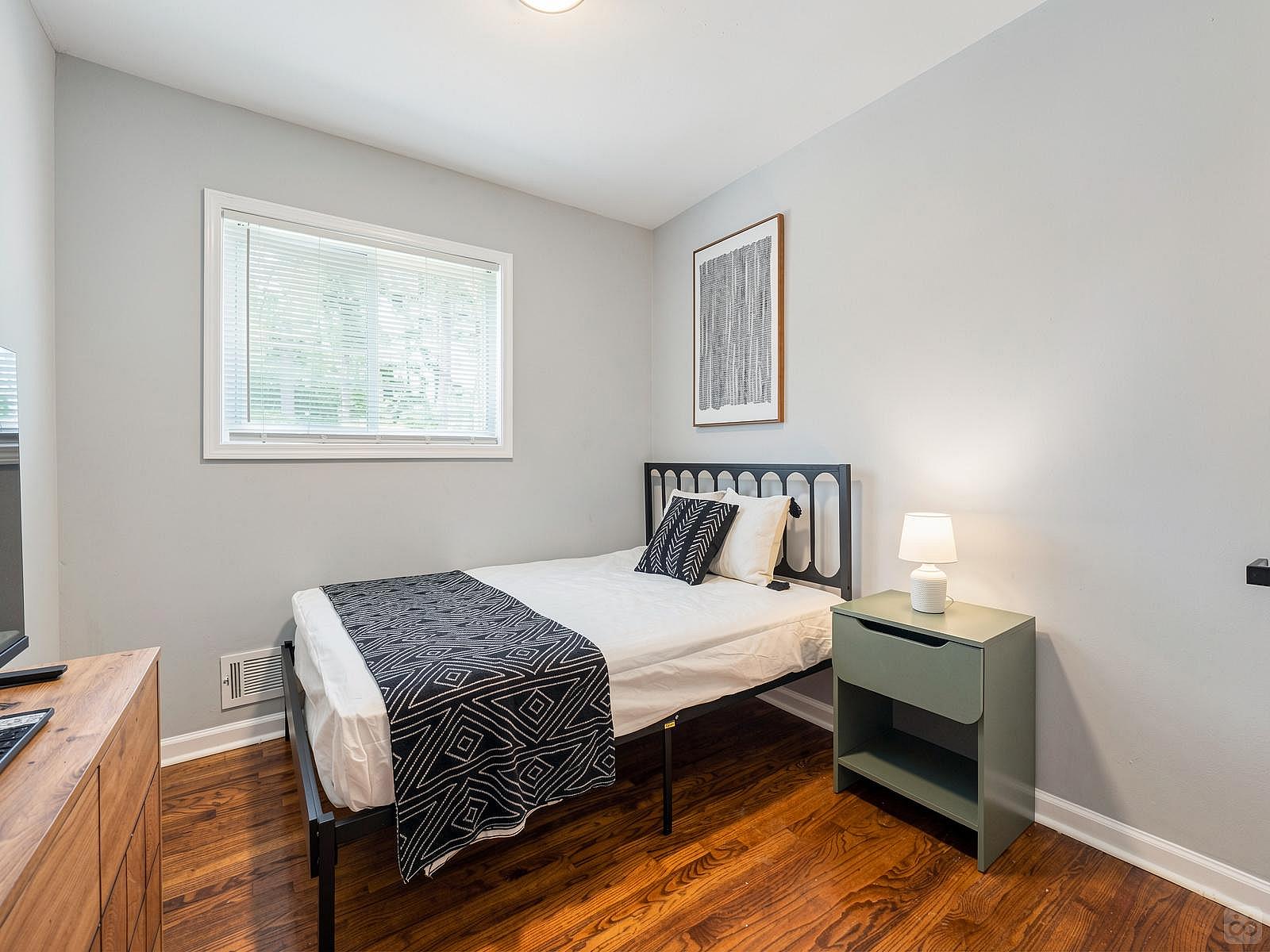  Private Bedroom For Professional  -  Modern Coliving Oasis in Tranquil Riverdale with Easy Airport Access  - Gallery -  2