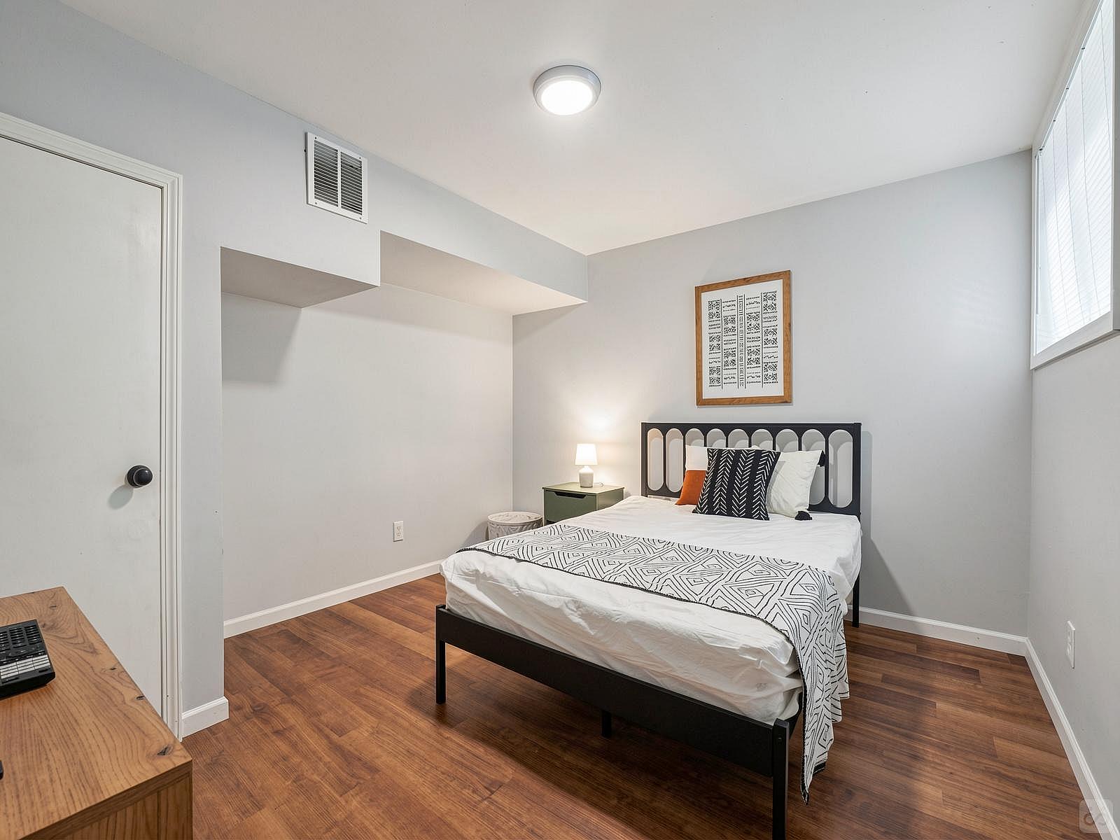  Private Bedroom For Professional  -  Modern Coliving Oasis in Tranquil Riverdale with Easy Airport Access  - Gallery -  5