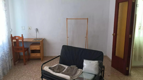 Bright single bedroom with balcony in shared apartment well connected to city center