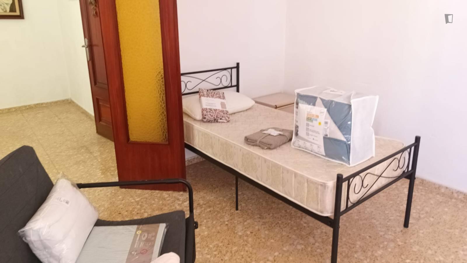 Bright Single Bedroom With Balcony In Shared Apartment Well Connected To City Center - Bright single bedroom with balcony in shared apartment well connected to city center - Gallery - 1