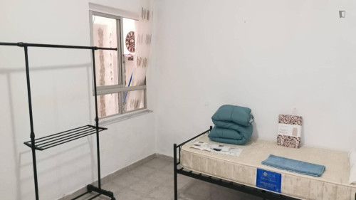 Bright single bedroom well connected to the city center