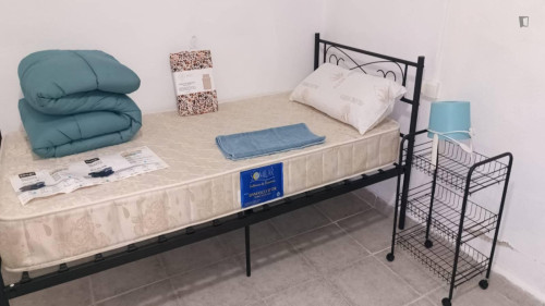 Bright single bedroom well connected to the city center