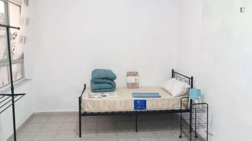 Bright single bedroom well connected to the city center