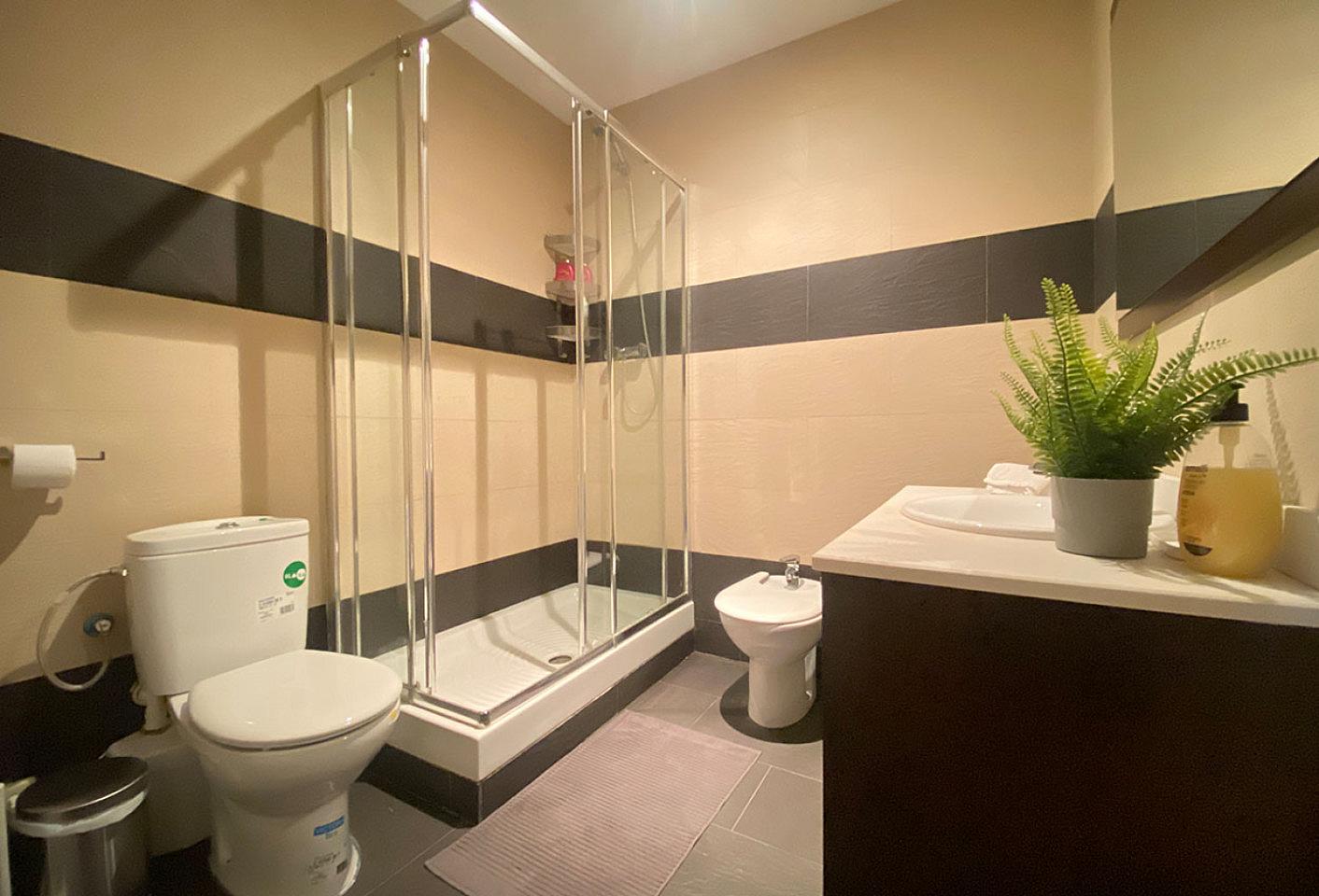  Room 4  -  Modern Coliving in the Heart of Eixample Near La Pedrera & Nightlife  - Gallery -  32