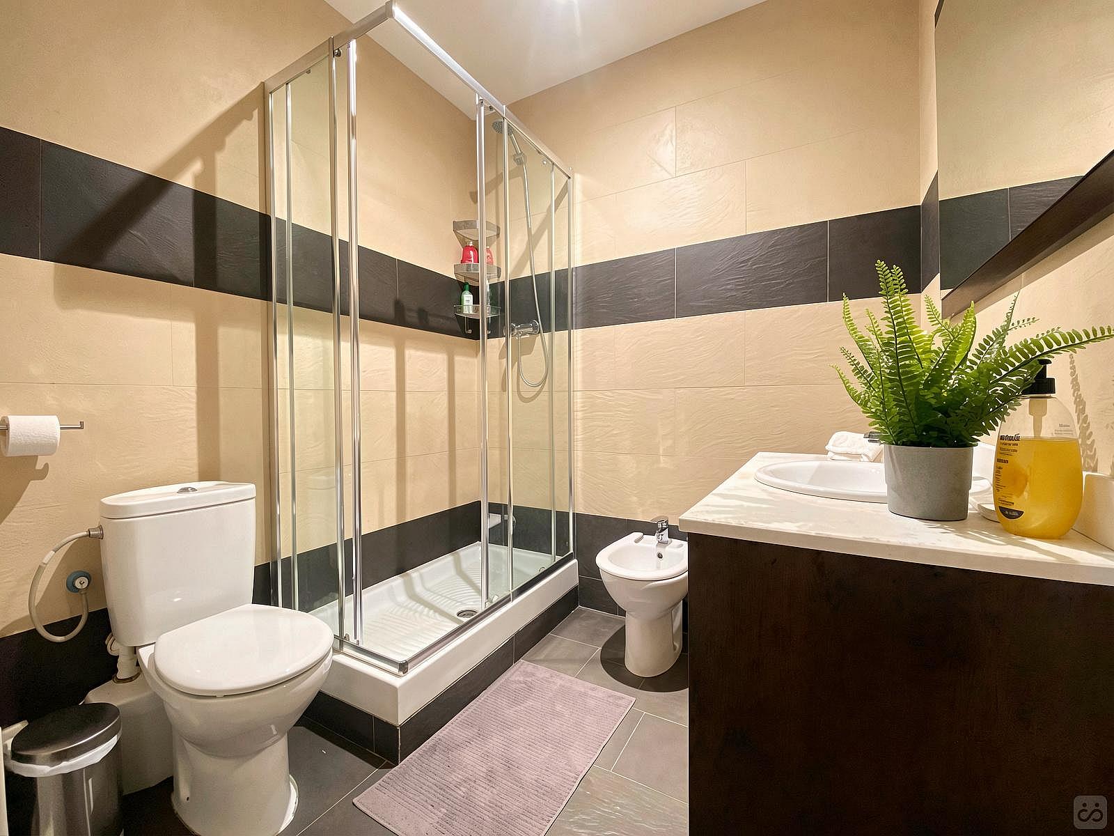  Room 5  -  Modern Coliving in the Heart of Eixample Near La Pedrera & Nightlife  - Gallery -  35