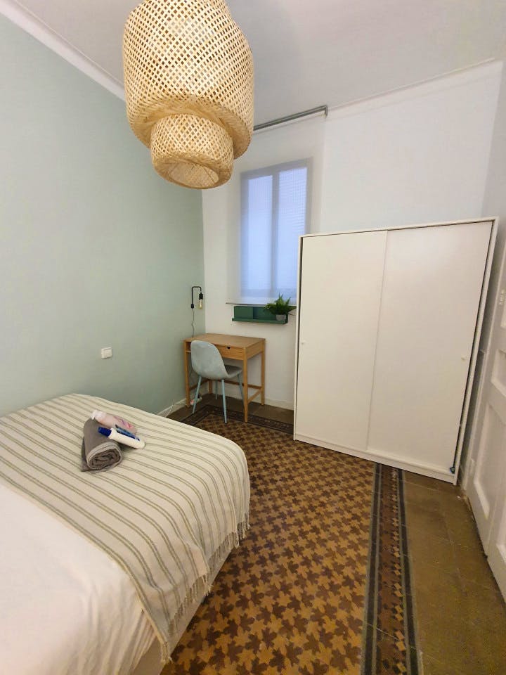 Room 5 - Modern Coliving in the Heart of Eixample Near La Pedrera & Nightlife - Gallery - 5