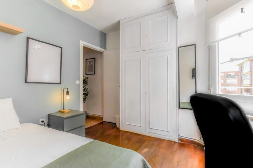 Great looking single bedroom