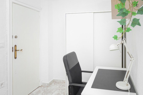 Great looking single bedroom