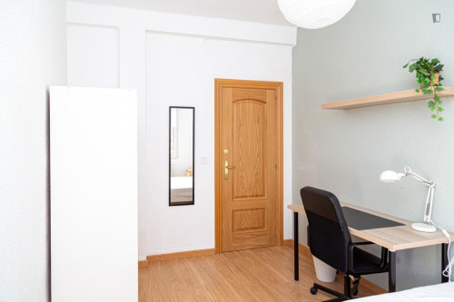 Great looking single bedroom