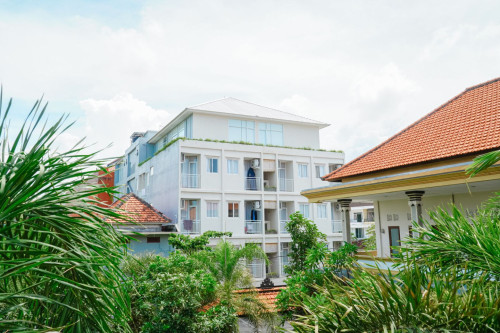 A relaxing tropical apartment with coworking space and inviting pool