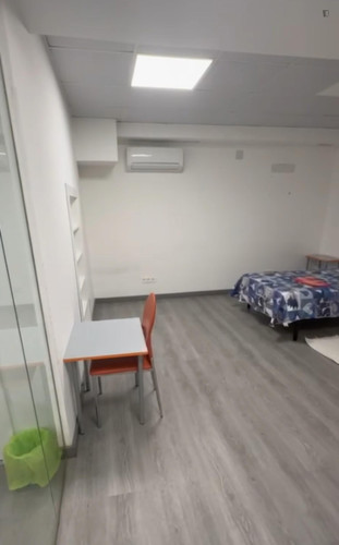 Habitación con dos camas una doble y una individual