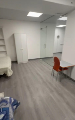 Habitación con dos camas una doble y una individual